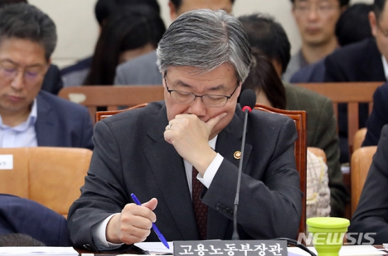 【서울=뉴시스】이종철 기자 = 이재갑 고용노동부 장관이 7일 오전 서울 여의도 국회에서 열린 환경노동위원회 전체회의에 출석하여 심각한 모습을 보이고 있다. 2019.11.07. jc4321@newsis.com