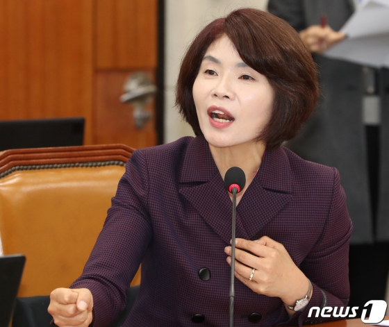 한정애 더불어민주당 의원이 7일 서울 여의도 국회 환경노동위원회 전체회의에서 엘리베이터 설치 협력업체 근로자 사망사고에 대한 현안질의를 하고 있다. / 사진제공=뉴스1