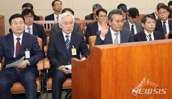 서득현(왼쪽부터) 티센 엘리베이터 대표, 송승현 현대엘리베이터 대표, 조익서 오티스 엘리베이터 대표, 요시오코 준이치로 미쓰비시 엘리베이터 대표이사가 7일 오후 서울 여의도 국회에서 열린 환경노동위원회 전체회의에 증인으로 출석하여 엘리베이터 설치 협력업체 근로자 사망사고에 대한 현안질의에 답변하고 있다. / 사진제공=뉴시스