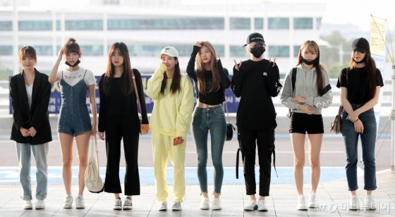 그룹 아이즈원(IZ*ONE) 조유리, 최예나, 강혜원, 권은비, 김민주, 안유진, 김채원, 이채연이 일본 나고야에서 열리는 AICHI IMPACT! 2019 KPOP FESTIVAL 공연 참석 차 29일 오후 인천국제공항을 통해 출국하고 있다. / 사진=임성균 기자 tjdrbs23@