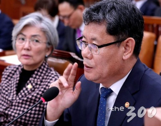 김연철 통일부 장관이 7일 오후 서울 여의도 국회에서 열린 외교통일위원회 전체회의에서 탈북한 북한 주민 강제소환에 대한 의원 질의에 답변하고 있다./사진=홍봉진 기자