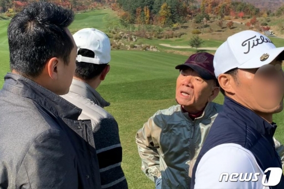전두환 전 대통령이 지난 7일 오전 강원도 홍천의 한 골프장에서 5·18 광주민주화운동에 대해 묻는 임한솔 정의당 부대표 질문에 "광주하고 내하고 무슨 상관이 있어. 나는 광주 학살에 대해서 모른다"며 답변하고 있다./사진=뉴스1