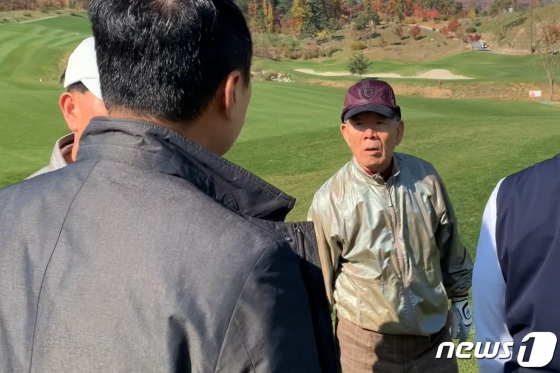 전두환 전 대통령이 7일 오전 강원도 홍천의 한 골프장에서 5·18 광주민주화운동에 대해 묻는 임한솔 정의당 부대표 질문에 "광주하고 내하고 무슨 상관이 있어. 나는 광주 학살에 대해서 모른다"며 답변하고 있다.(임 부대표 제공) 2019.11.7/뉴스1 <저작권자 © 뉴스1코리아, 무단전재 및 재배포 금지>