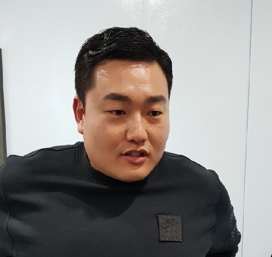 8일 쿠바전을 관람하러 온 최지만이 인터뷰에 응하고 있다. /사진=박수진 기자