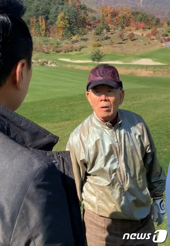전두환 전 대통령이 지난 7일 강원도 홍천의 한 골프장에서 임한솔 정의당 부대표 질문에 답하고 있다. 전 전 대통령은 "5·18 당시 시민 학살에 대해 한마디 해 달라"는 임 부대표에게 "(나는)광주 시민 학살과 상관 없다"고 답했다.(임한솔 정의당 부대표 제공. 동영상 갈무리) 2019.11.8/뉴스1