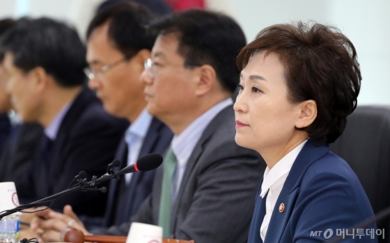 김현미 국토교통부 장관이 6일 정부세종청사 국토부 대회의실에서 열린 제6차 주거정책심의위원회에 참석하고 있다. /사진제공=뉴스1
