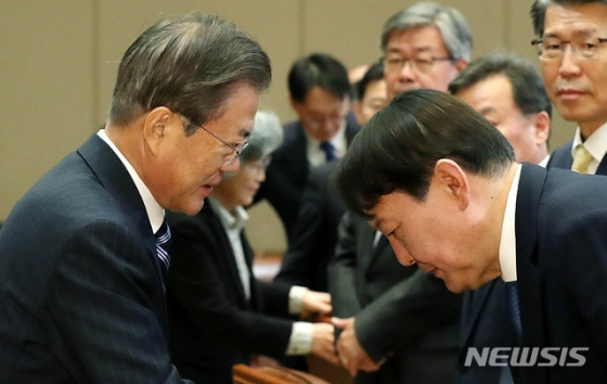 【서울=뉴시스】박영태 기자 = 문재인 대통령이 8일 청와대 본관 집현실에서 열린 공정사회를 향한 반부패정책협의회에 참석해 윤석열 검찰총장과 인사를 나누고 있다. 2019.11.08. since1999@newsis.com