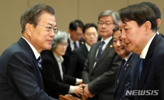 【서울=뉴시스】박영태 기자 = 문재인 대통령이 8일 청와대 본관 집현실에서 열린 공정사회를 향한 반부패정책협의회에 참석해 윤석열 검찰총장과 인사를 나누고 있다. 2019.11.08. since1999@newsis.com