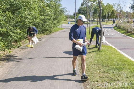 지난달 12일 서울 반포한강공원에서 볼보자동차 친환경 달리기 행사 '헤이, 플로깅'이 열린 모습. /사진제공=볼보자동차코리아