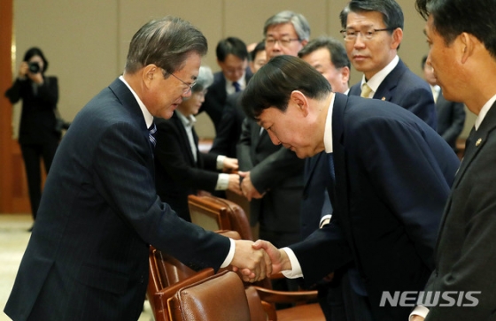 【서울=뉴시스】박영태 기자 = 문재인 대통령이 8일 청와대 본관 집현실에서 열린 공정사회를 향한 반부패정책협의회에 참석해 윤석열 검찰총장과 인사를 나누고 있다. 2019.11.08. since1999@newsis.com