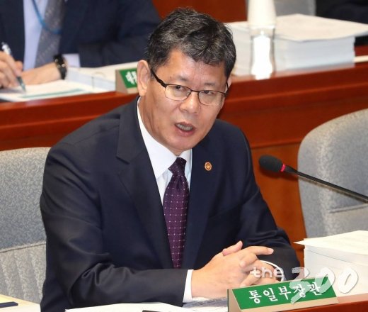 김연철 통일부 장관이 8일 오전 서울 여의도 국회에서 열린 예산결산특별위원회 전체회의에서 의원 질의에 답변하고 있다./사진=홍봉진 기자