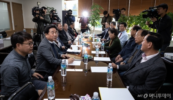 사단법인 주거환경연합과 전국 각지 재개발·재건축 조합 및 추진위원회가 7일 서울시내 한 재개발조합 사무실에서 정부의 분양가상한제 적용 지역 발표에 대응한 '규제철폐, 법·제도 개선회의'를 열고 대책을 논의하고 있다. /사진제공=뉴스1