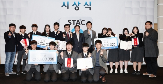 스마틴 앱 챌린지 시상식에서 미림여자정보과학고(오른쪽), 한세사이버보안고(왼쪽 뒤), 한국디지털미디어고(왼쪽 앞) 팀이 대상을 수상했다 /사진제공=중소벤처기업부