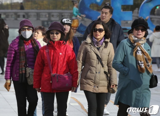 절기상 입동(立冬)인 8일 오전 서울 청계광장에서 두꺼운 옷을 입은 외국인 관광객들이 산책을 하고 있다. / 사진 - 뉴스 1