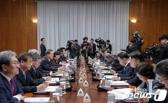 문재인 대통령이 8일 오후 청와대에서 반부패정책협의회를 주재하고 있다. (청와대 제공)