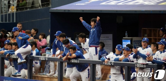 8일 오후 서울 고척스카이돔에서 열린 2019 세계야구소프트볼연맹(WBSC) 프리미어12 예선라운드 C조 대한민국과 쿠바와의 경기에서 7대0으로 승리한 대한민국 선수와 코칭스태프가 기뻐하고 있다. /사진=뉴스1