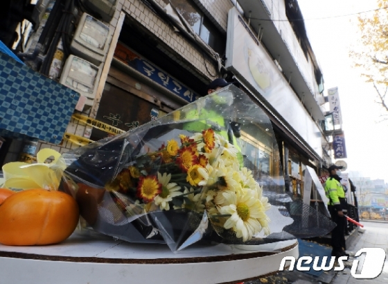 지난해 11월10일 오전 서울 종로구 관수동 고시원 화재현장 앞에 희생자들을 기리는 꽃이 놓여 있다./뉴스1 © News1 이재명 기자