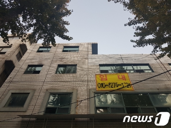 8일 종로구 관수동 옛 국일고시원 건물에 임대 현수막이 붙어 있다. 2019.11.8/뉴스1© 뉴스1 류석우 기자