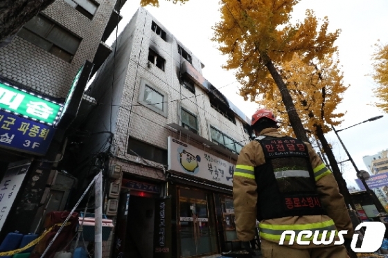 지난해 11월 서울 종로구 관수동 고시원 화재현장에서 소방관들이 수습 작업을 하고 있다. 2018.11.9/뉴스1 DB © News1 박세연 기자