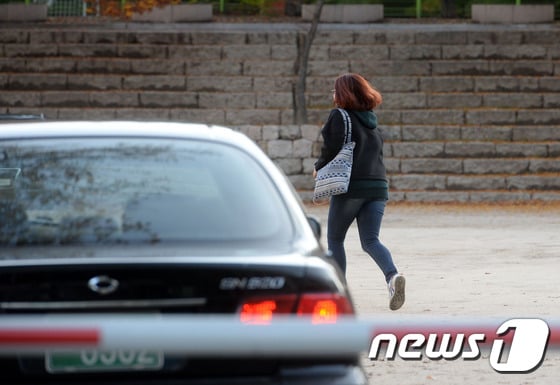 대학수학능력시험 당일 지각을 한 수험생이 고사장으로 뛰어가는 모습.. (뉴스1 DB) © News1 허경 기자