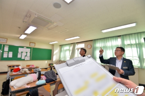 2020학년도 수능시험을 앞두고 고사장으로 지정된 한 고등학교 교실에서 관걔자들이 교실에서 영어듣기 평가 시험에 사용되는 방송 음향 시설을 점검하는 모습./뉴스1 © News1 최창호 기자