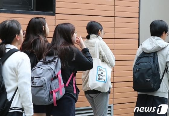 2020년 대학수학능력시험을 한달 앞두고 수능 전 마지막 전국 모의고사가 치러진 10월 15일 오전 대구의 한 여고 학생들이 뚝 떨어진 기온 탓에 잔뜩 움츠린 채 등굣길 발걸음을 재촉하고 있다. /사진=뉴스1.