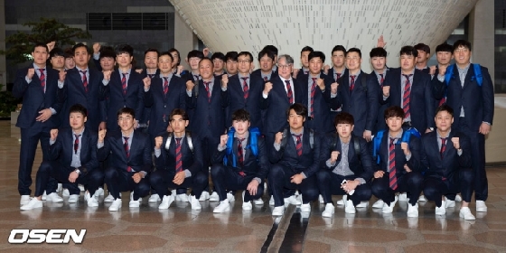 일본 출국에 앞서 포즈를 취한 야구 대표팀.<br>
<br>