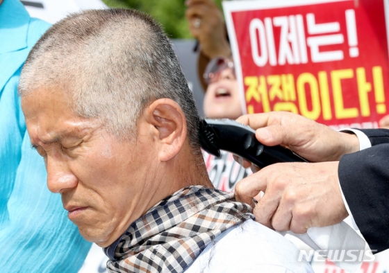 【서울=뉴시스】김병문 기자 = 김문수 전 경기도지사가 17일 오전 서울 종로구 청와대 앞 분수대 광장에서 조국 법무부 장관의 사퇴를 촉구하며 삭발을 하고 있다. 2019.09.17. dadazon@newsis.com