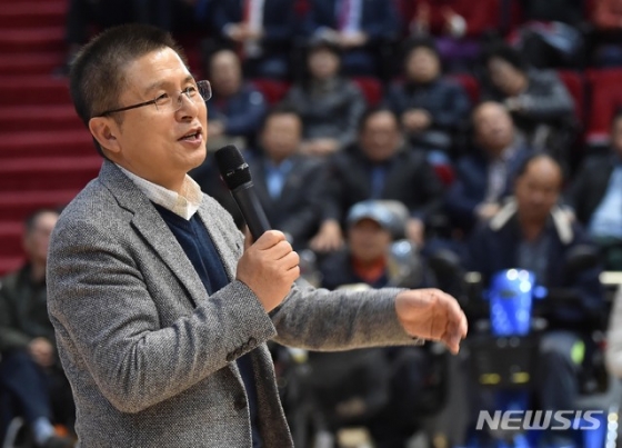 【수원=뉴시스】 김종택 기자 = 자유한국당 황교안 대표가 8일 오후 경기 수원시 영통구 경기대학교 텔레컨벤션센터에서 열린 정미경 최고위원의 '겁 없는 여자' 북콘서트에 참석해 축사를 하고 있다. 2019.11.08. semail3778@naver.com