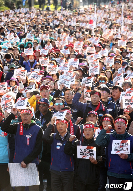 9일 오후 서울 여의도 여의대로에서 열린 전태일 열사 정신 계승 전국노동자대회에서 민주노총 조합원들이 노동개악을 중단하라는 구호를 외치고 있다. 민주노총은 노동정책이 문재인 정부 전반기 내내 역주행했다며 노동 개악 중단을 촉구했다./사진=뉴스1
