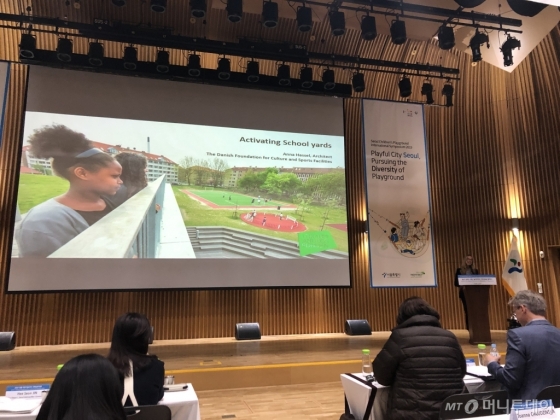 애나 하셀 덴마크 문화스포츠 시설재단 건축가는 덴마크의 운동장 혁신사업 '학교 운동장 활성화하기' 프로젝트를 발표했다./사진=조해람 기자