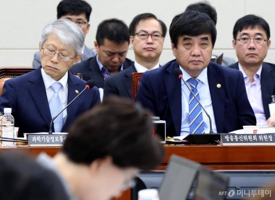 한상혁 방송통신위원장과 최기영 과학기술정보통신부 장관이 9월25일 오전 서울 여의도 국회에서 열린 과학기술정보방송통신위원회 전체회의에서 의원들의 발언을 경청하고 있다./사진=홍봉진 기자.