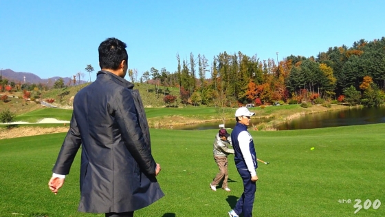 전두환씨 라운딩 현장을 급습한 임재훈 정의당 부대표(왼쪽)가 스윙 중인 전씨를 향해 걸어가고 있다.