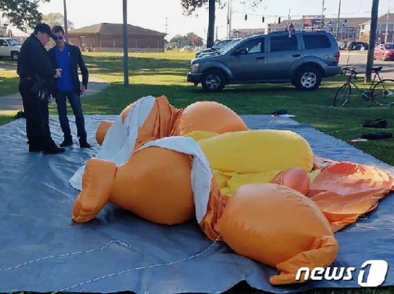 한 30대 남성의 공격을 받고 찢어진 베이비 트럼프 풍선. © 뉴스1
