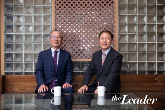 ▲정찬용 전 청와대 인사수석(오른)과 김택환 경기대 교수(왼)/사진=더리더