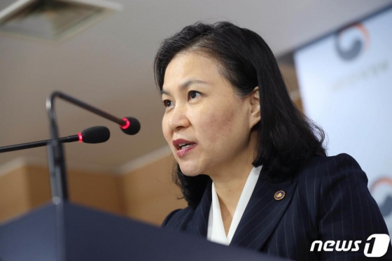 유명희 산업통상자원부 통상교섭본부장이 11일 오전 서울 세종로 정부서울청사에서 브리핑을 하고 있다.2019.9.11/사진=뉴스1