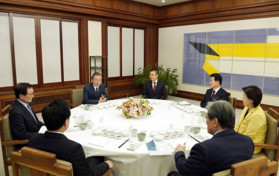 문재인 대통령이 지난 10일 오후 청와대 관저에서 여야 5당 대표를 초청해 만찬을 함께했다. 왼쪽부터 시계방향으로 이해찬 더불어민주당 대표, 문재인 대통령, 황교안 자유한국당 대표, 정동영 민주평화당 대표, 심상정 정의당 대표, 노영민 대통령 비서실장, 손학규 바른미래당 대표./사진=청와대 제공
