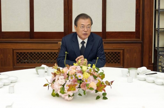 문재인 대통령이 지난 10일 오후 청와대 관저에서 여야 5당 대표를 초청해 만찬을 하며 인사말을 하는 모습./사진=청와대 제공