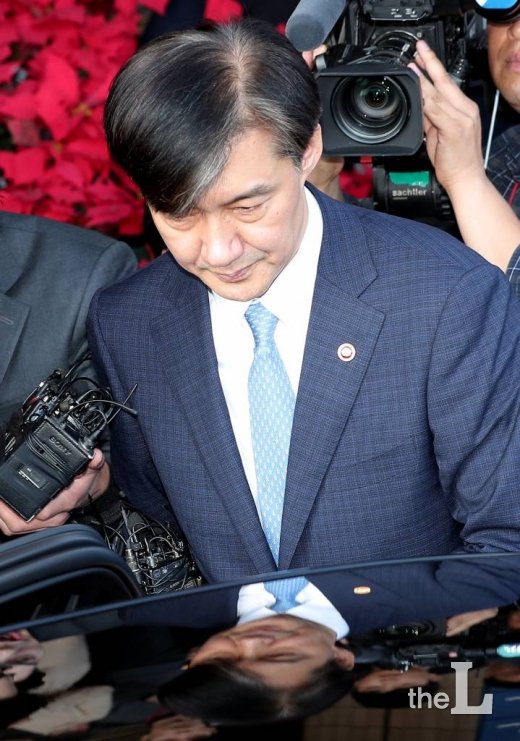 사의를 표명한 조국 법무부 장관이 14일 오후 경기 과천 법무부 청사에서 입장을 밝힌 뒤 차량에 탑승하고 있다. / 사진=김창현 기자 chmt@