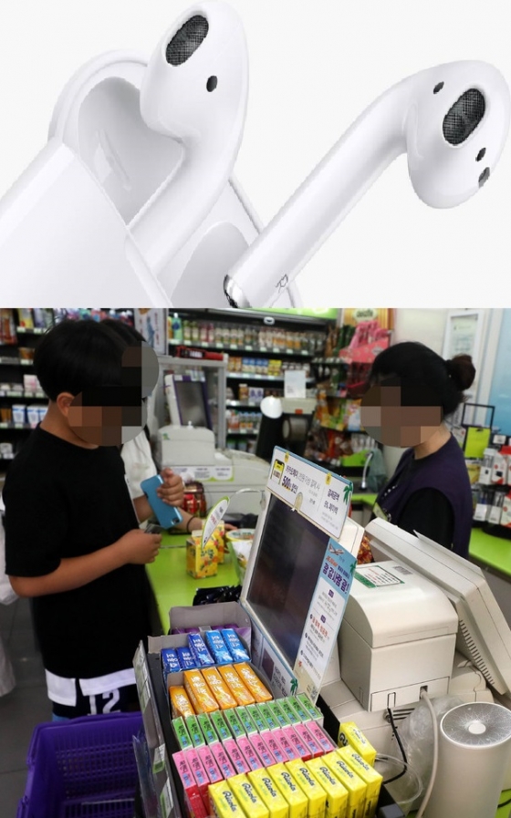 에어팟과 편의점 알바생. / 사진 = 뉴시스