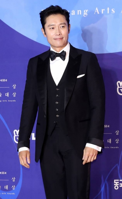 배우 이병헌이 1일 오후 서울 강남구 삼성동 코엑스에서 진행된 '제55회 백상예술대상 시상식' 레드카펫에 참석해 포즈를 취하고 있다./2019-05-01 / 사진=김휘선 기자 hwijpg@
