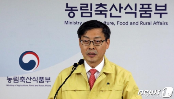 (세종=뉴스1) 장수영 기자 = 박병홍 농림축산식품부 식품산업정책실장이 12일 정부세종청사 농식품부 기자실에서 'AI·구제역 선제적 특별방역 추진' 브리핑을 하고 있다. 2019.11.12/뉴스1 <저작권자 © 뉴스1코리아, 무단전재 및 재배포 금지>