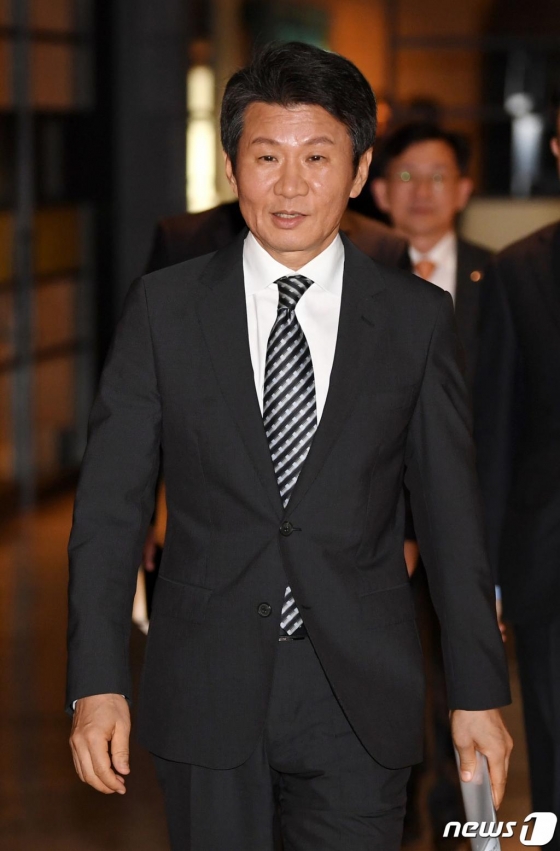 (서울=뉴스1) 신웅수 기자 = 정몽규 HDC현대산업개발 회장이 12일 오후 서울 용산구 HDC현대산업개발에서 아시아나항공 인수 우선협상대상자 선정 관련 기자회견을 하기 위해 회견장으로 향하고 있다. 2019.11.12/뉴스1 <저작권자 © 뉴스1코리아, 무단전재 및 재배포 금지>