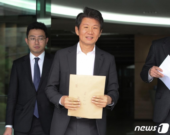 정몽규 HDC현대산업개발 회장이 12일 서울 종로구 축구협회를 나서고 있다. 국내 2위 항공사인 아시아나의 새 주인이 현대사업개발 컨소시엄으로 결정됐다. 금호산업의 이사회에 따르면 가장 높은 인수가격을 써 낸 현대산업개발 컨소시엄을 우선협상대상자로 선정했다. /사진=뉴스1