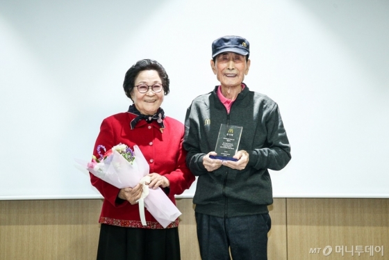 맥도날드는 최고령 시니어 크루인 임갑지님을 위한 특별한 은퇴식을 진행했다고 13일 밝혔다. 은퇴식에 참석한 임갑지 크루(오른쪽)와 아내 최정례 여사(왼쪽)의 모습./사진제공=맥도날드