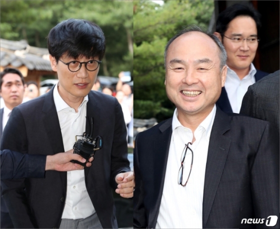 지난 7월4일 서울 성북동 한국가구박물관에서 만찬 회동을 갖기 위해 참석한 이해진 네이버 GIO와 손정의 소프트뱅크 회장/(2019-07-04/사진=뉴스1)