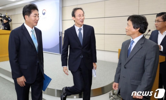 성기선 한국교육과정평가원장(왼쪽)과 심봉섭 출제위원장(가운데), 노경주 검토위원장이 14일 정부세종청사 교육부 브리핑실에서 2020학년도 수능 출제경향 브리핑을 마친 뒤 단상에서 내려오고 있다. 평가원은 출제 기본방향으로 학교 교육을 통해 학습된 능력 측정을 위해 고등학교 교육과정의 내용과 수준에 맞춰 출제했으며 국어 영역과 영어 영역은 출제 범위를 바탕으로 다양한 소재의 지문과 자료를 활용해 출제했다고 밝혔다. /사진=뉴스1