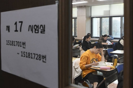 2020 대학수학능력시험일인 14일 오전 서울 중구 이화여자외국어고등학교에서 수험생들이 시험준비를 하고 있다. / 사진=김휘선 기자 hwijpg@