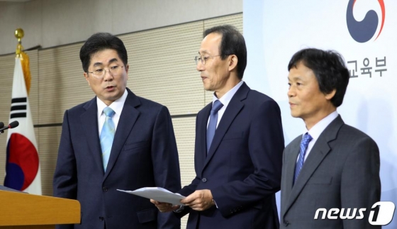 성기선 한국교육과정평가원장(왼쪽)과 심봉섭 출제위원장(가운데), 노경주 검토위원장이 14일 정부세종청사 교육부 브리핑실에서 2020학년도 수능 출제경향 브리핑을 하고 있다. 평가원은 출제 기본방향으로 학교 교육을 통해 학습된 능력 측정을 위해 고등학교 교육과정의 내용과 수준에 맞춰 출제했으며 국어 영역과 영어 영역은 출제 범위를 바탕으로 다양한 소재의 지문과 자료를 활용해 출제했다고 밝혔다./사진=뉴스1