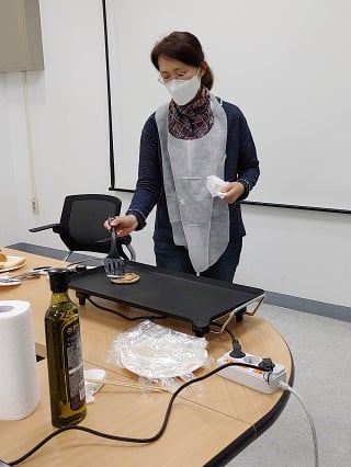 광어 패티를 조리중인 김양희 HN노바텍 대표/사진=류준영 기자